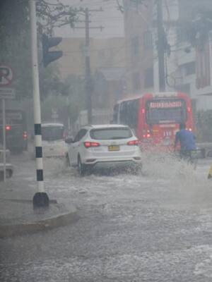 ¡Palo de aguacero y tremendo tráfico! | Columna de Nicolás Renowitzky