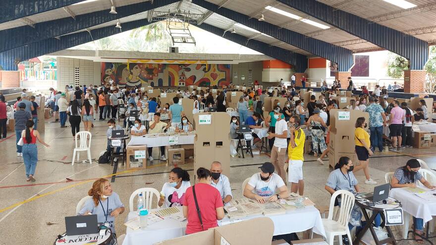 En el Liceo de Cervantes los votantes asisten de manera masiva
