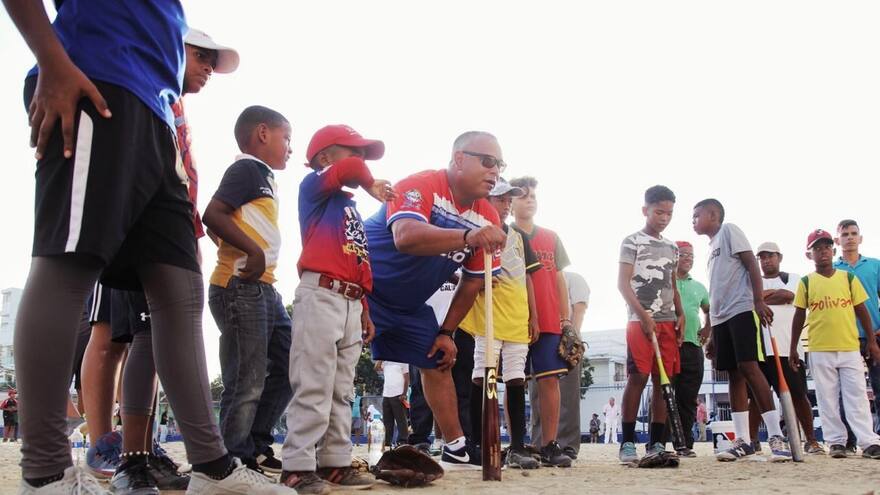 'Tienen que construir más campos de pelota': Carlos Baerga y Roberto Alomar