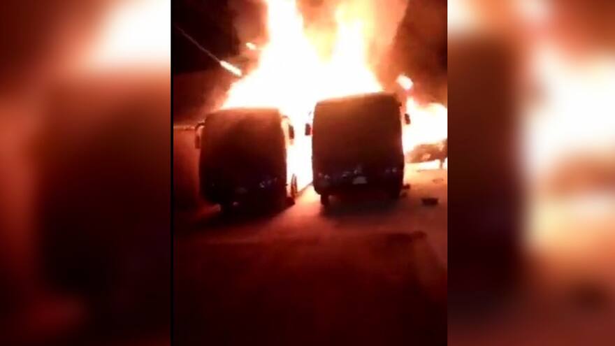 Investigan incendio que quemó 8 buses de Transmilenio