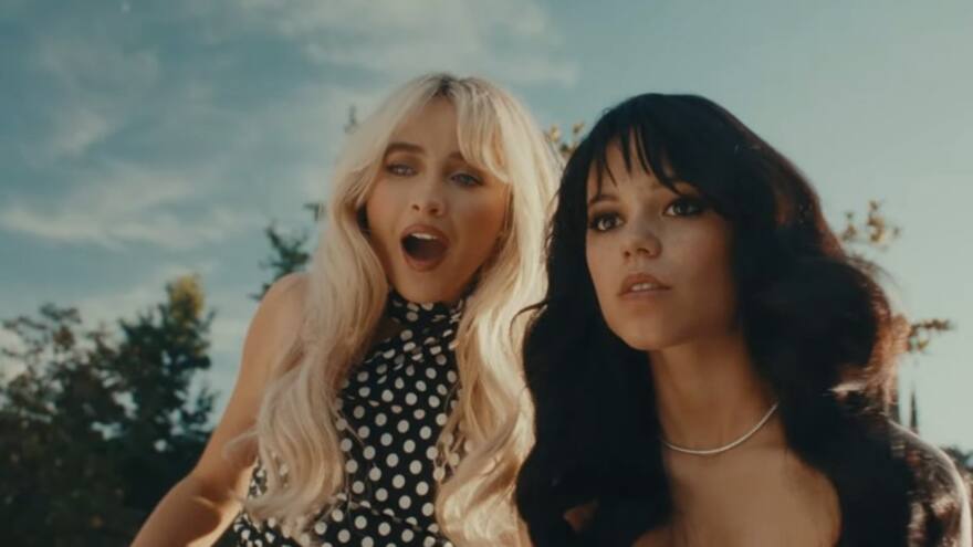 Sabrina Carpenter y Jenna Ortega se dieron un beso en ‘Taste’