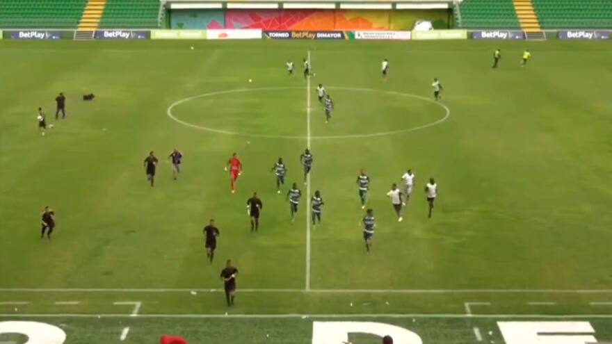 Nuevamente hinchas invaden cancha en el fútbol colombiano