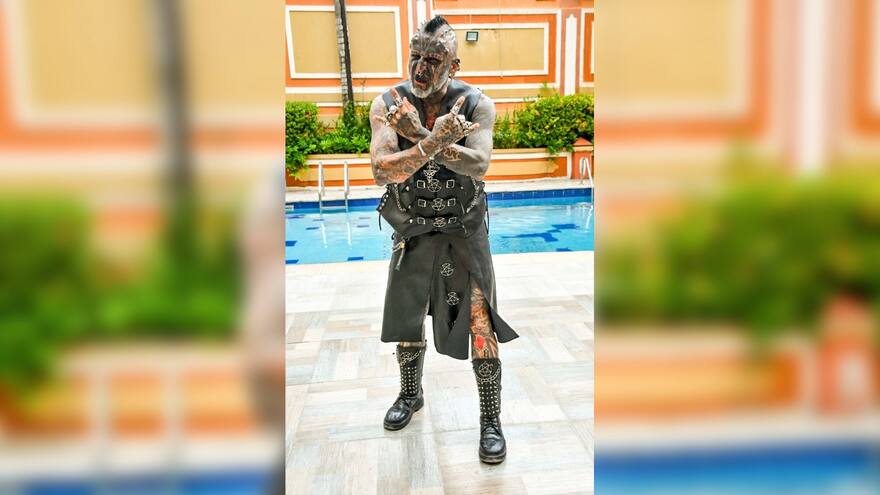 Víctor Hugo Peralta, quien tiene el 95 % de su cuerpo tatuado en diálogo con EL HERALDO