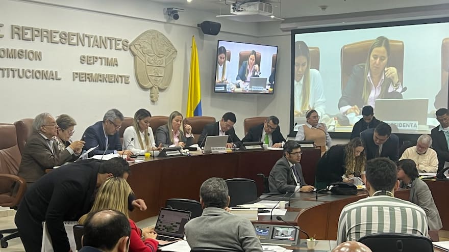 Cámara aprueba umbral de 2,3 salarios mínimos para cotizar en Colpensiones