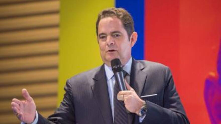 Sector de CR propone a Vargas Lleras ir al Senado