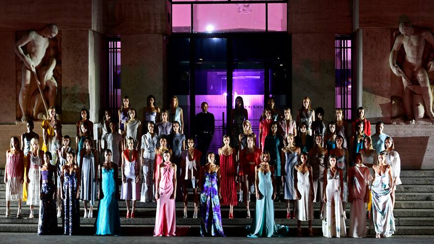 Ferragamo presentó desfile en Milán junto a polémica escultura