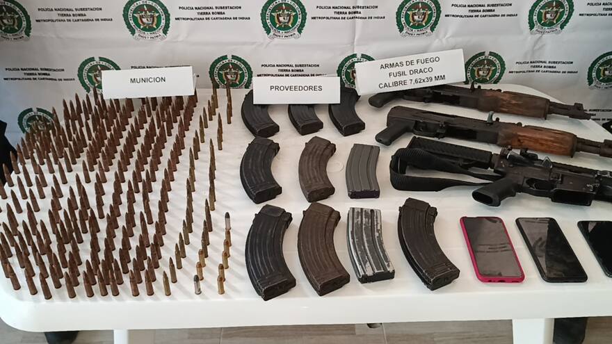 Policía decomisa fusiles y material de guerra a miembros de las AGC
