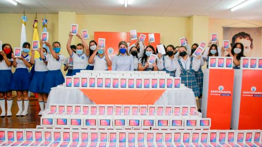 Alcaldía de Santa Marta entregó dotación tecnológica a 66 colegios