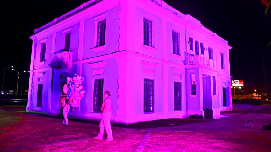Para sensibilizar sobre cáncer de mama, la ciudad se viste de rosa