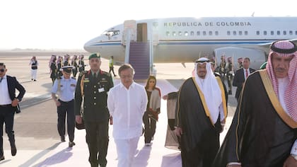 Las contradicciones de Petro sobre incidente con abastecimiento de combustible del avión presidencial en su viaje a Medio Oriente