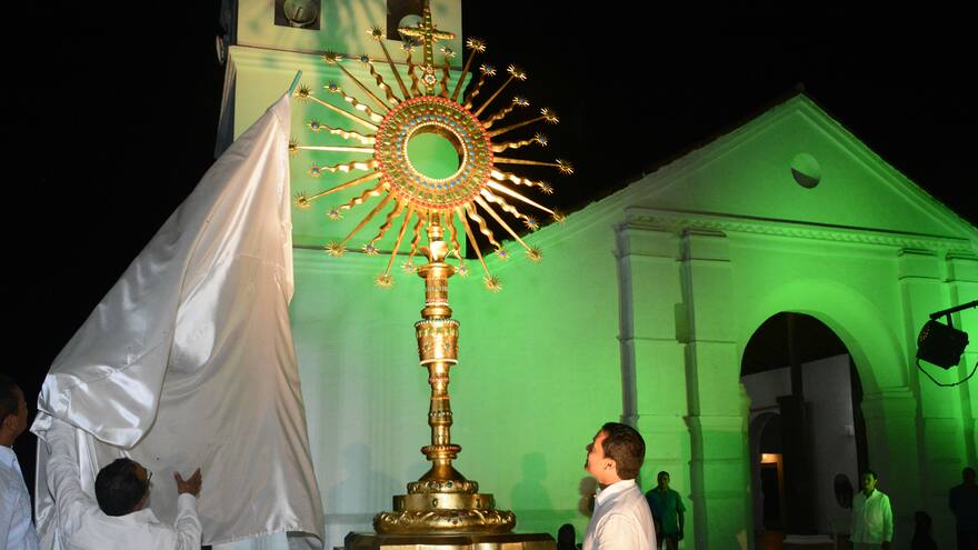 Badillo inaugura escultura de su custodia