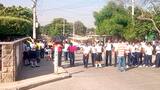 Padres y alumnos de colegio Jesús Maestro, en barrio 7 de Abril, protestan por cambio de rectora