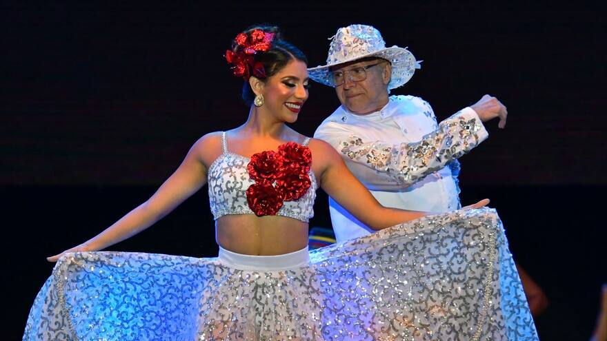 Así se vive el show de coronación de los reyes del Carnaval de la 44