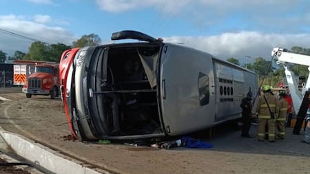 Al menos tres muertos y quince heridos tras volcamiento de un bus en la vía Panamericana