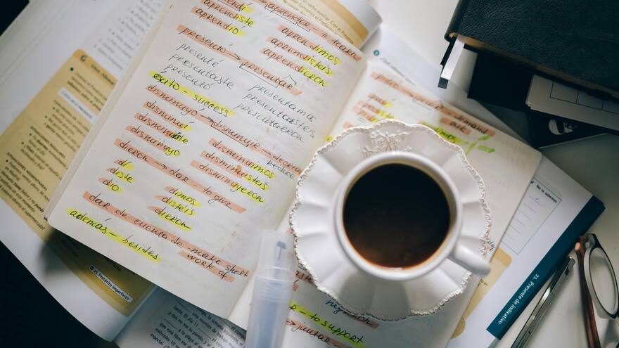 Estos son los 10 idiomas que más se hablan en el mundo en 2025: ¿Qué puestos ocupan el inglés y el español?