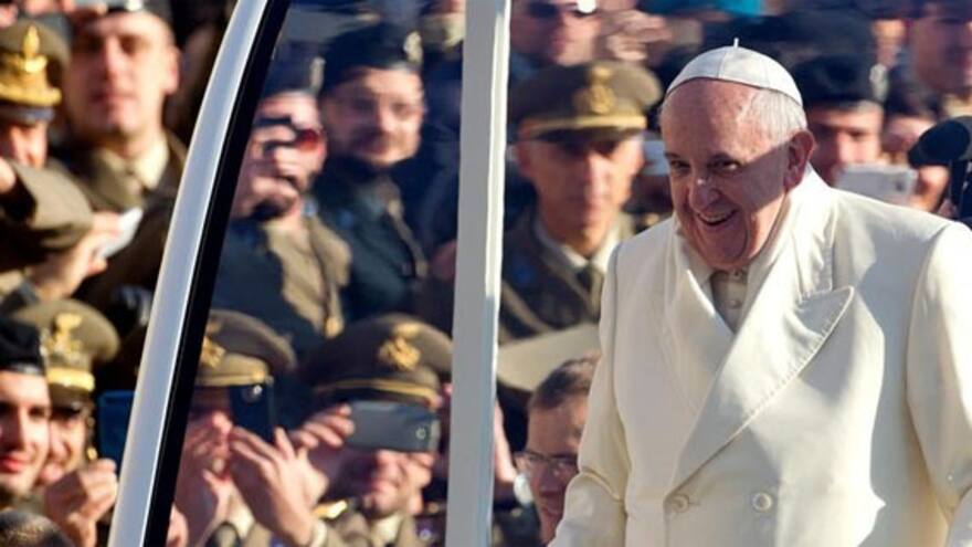 El papa regala billetes de metro y tarjetas telefónicas a los pobres de Roma