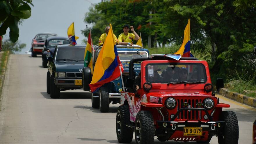 Barranquilla celebra el 20 de julio con desfile de carros antiguos