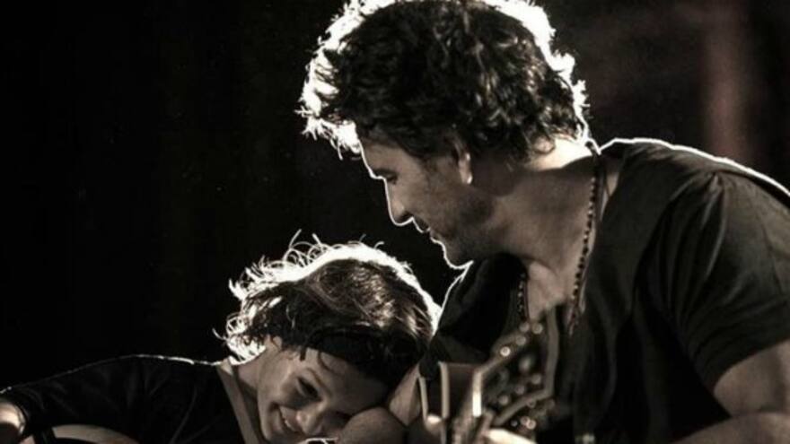 Ricardo Arjona muestra su amor paternal en el video 'Nada es como tú'