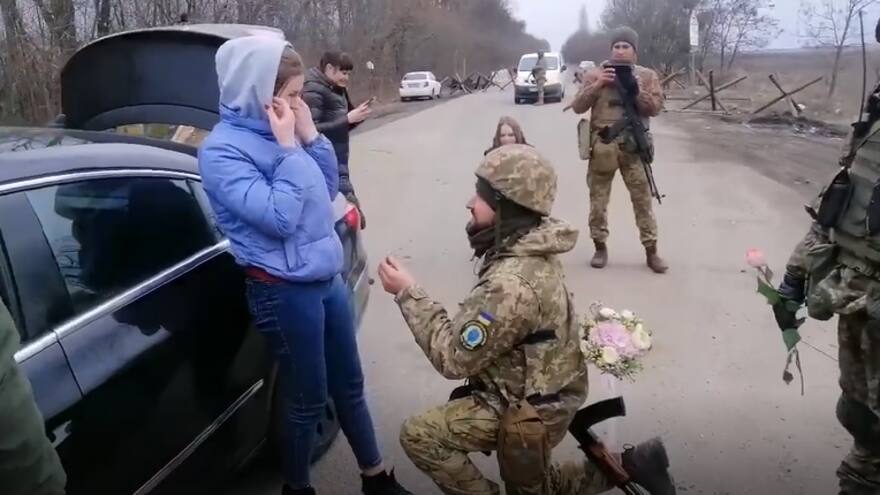 Soldado ucraniano le pide matrimonio a su pareja en medio de la guerra