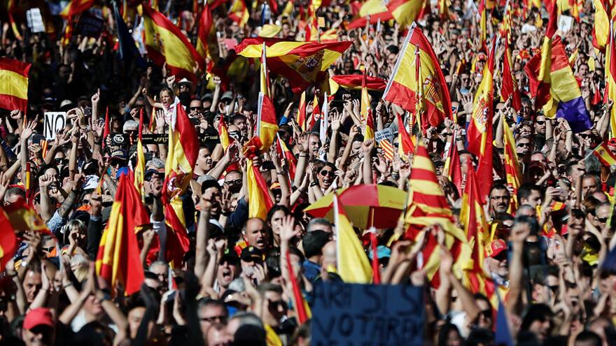 'Cataluña es España', grita una multitud en las calles de Barcelona