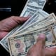 El dólar en Colombia se aproxima a los $3.700 en el inicio de la semana