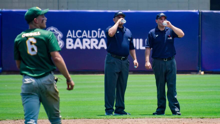 Tremendo calor en el Mundial Sub-15 de Béisbol: ¡Pobrecitos los receptores y los umpires!