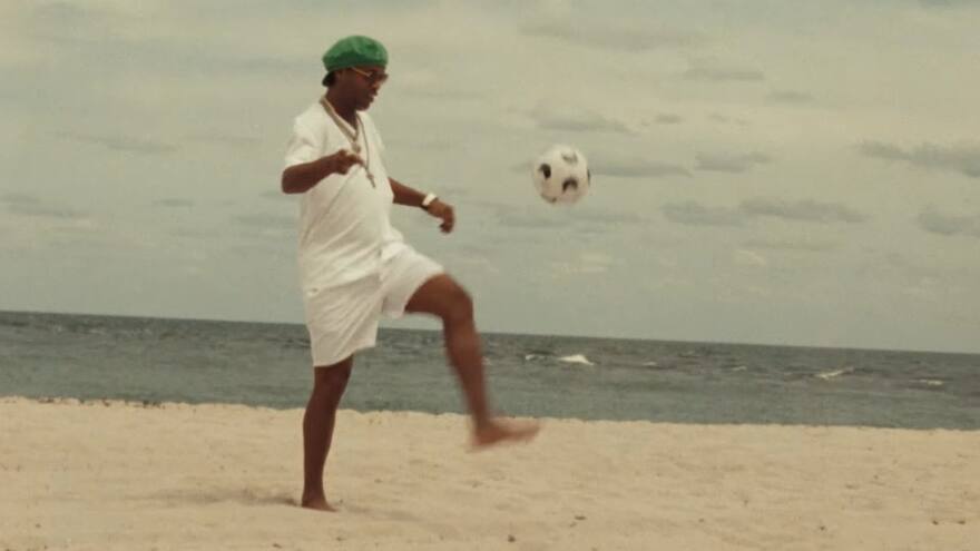 Ronaldinho se robó el show con el balón en el nuevo video de Bad Bunny, Where She Goes