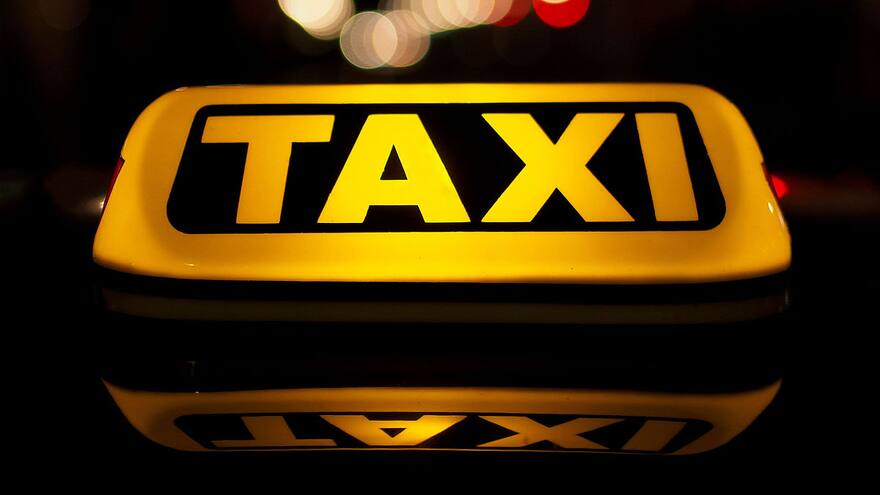 El insólito caso de un taxista al que se le murió un pasajero y luego debía devolverlo a casa
