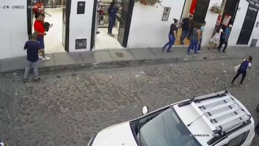 Video: hombre asesinó a otro luego de discusión porque tropezó con andén y le tumbó el casco de la moto, en Santander