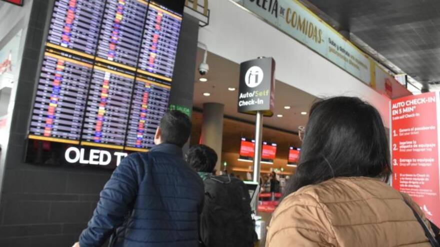 Incidente de avión en pista de aterrizaje: vuelos retrasados en el aeropuerto El Dorado, de Bogotá