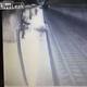 El escalofriante momento en que una mujer es arrojada a las vías del tren en Bucarest