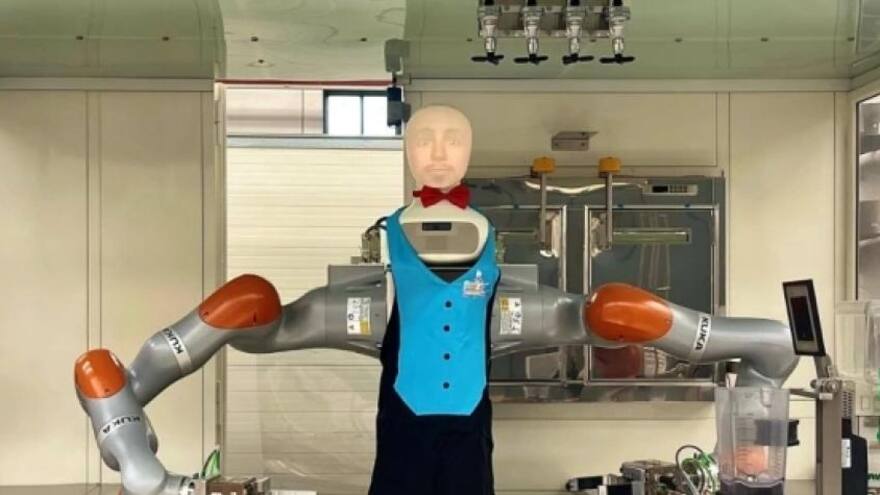 Crean barman robot, capaz de hacer cocteles