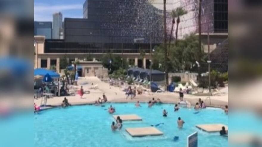 Visitantes de un hotel fueron sorprendidos por un remolino de polvo