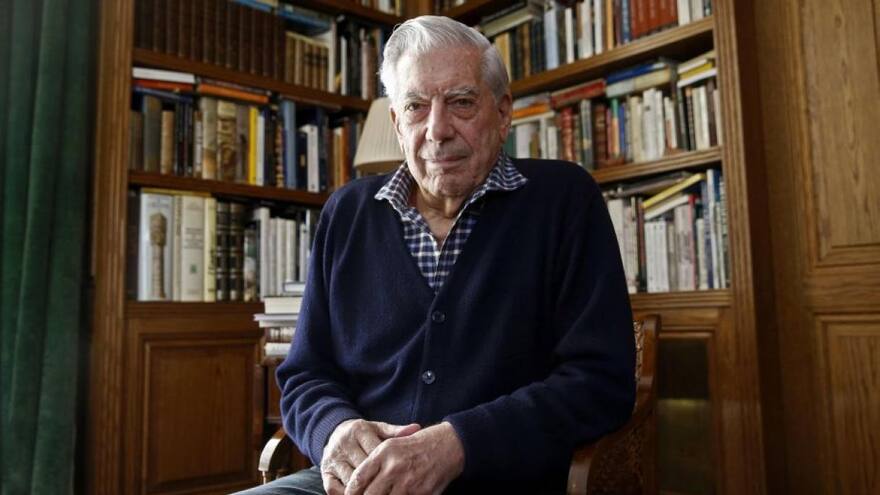 'La literatura debe ser libre para que muestre nuestros males': Vargas Llosa
