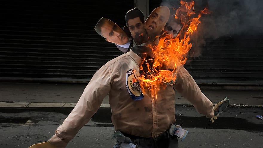 Arden muñecos de Maduro, Almagro, Moreno y Saab en Venezuela