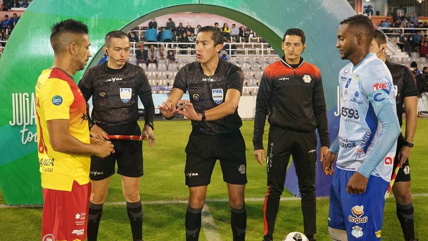 Árbitros del fútbol ecuatoriano paralizan actividades por agresión a un juez