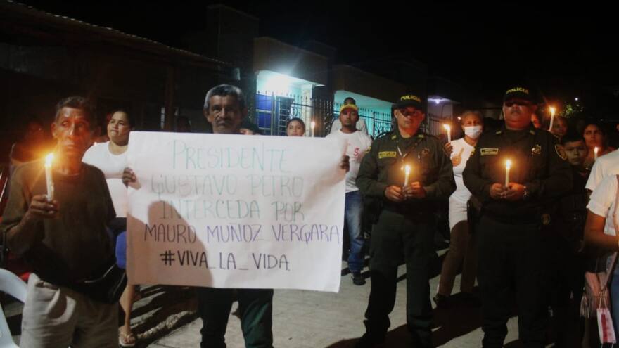 Sucre: comunidad de Corozal realiza velatón por la libertad del patrullero Mauro Muñoz