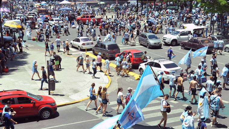 Seguidores de la selección argentina se preparan para celebrar junto a los jugadores