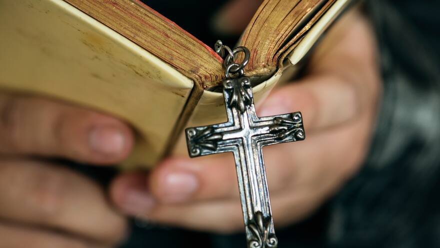 Corte ordena a iglesia católica revelar información secreta sobre casos de pederastia en Colombia