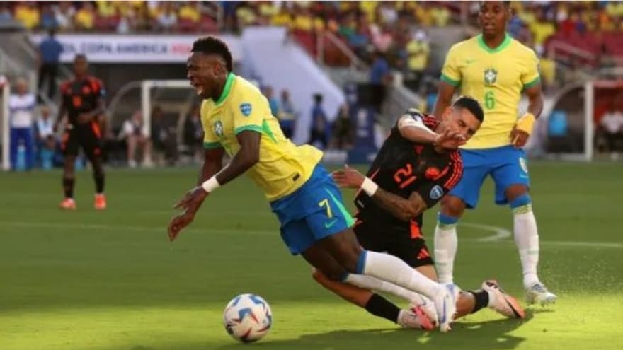 La Conmebol admite error del VAR al no señalar penal de Muñoz sobre Vinícius