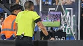 Cambios en las reglas del fútbol: VAR revisará tiros de esquina y amarillas; saques de banda y de meta no deben tardar más de 5 segundos