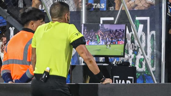 Cambios en las reglas del fútbol: VAR revisará tiros de esquina y amarillas; saques de banda y de meta no deben tardar más de 5 segundos