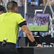 Cambios en las reglas del fútbol: VAR revisará tiros de esquina y amarillas; saques de banda y de meta no deben tardar más de 5 segundos