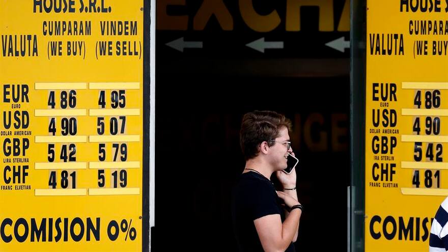 La libra esterlina cae a niveles no vistos desde 1971