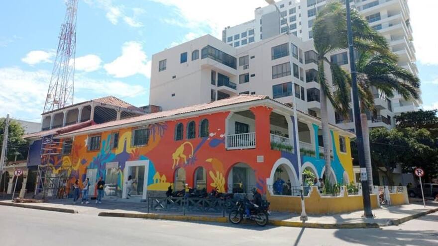 Un colorido mural se convierte en atractivo turístico de Santa Marta