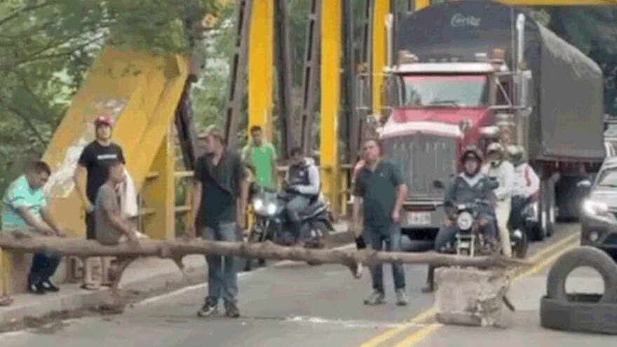 Conductores bloquean la Troncal del Oriente a la altura del puente Río Frío