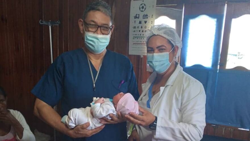 Después de 25 años, nació un bebé de parto asistido en un pueblo palafito