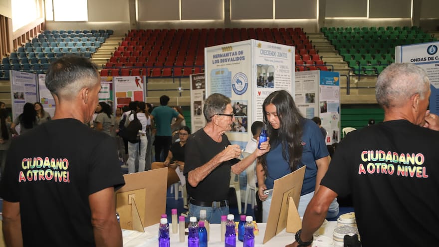 Ex habitantes de calle participaron en feria de emprendimientos