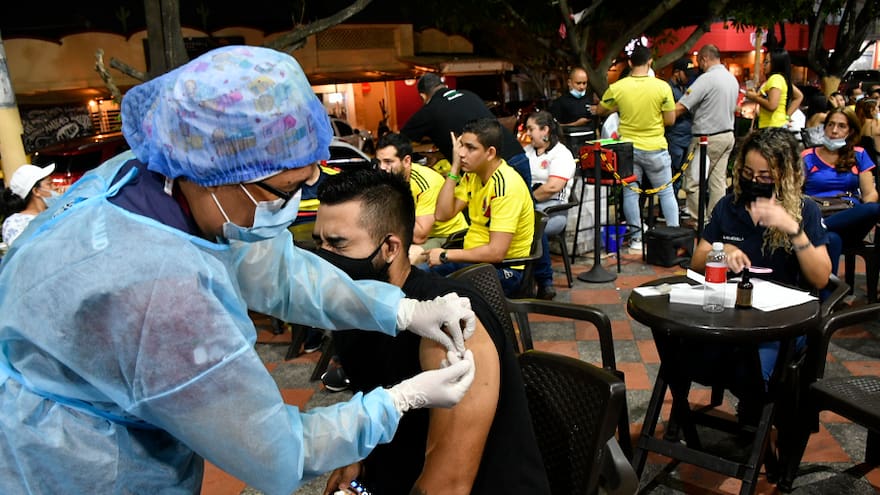 Aceleran vacunación con puntos nocturnos