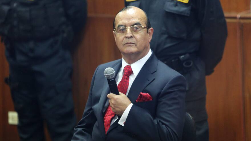 El exasesor de Fujimori, Vladimiro Montesinos, acepta su responsabilidad en una masacre de 1992